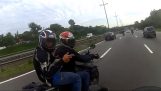 Motocycliste s'égare des bandits à grande vitesse