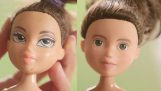 Una donna dà bambole un aspetto più realistico