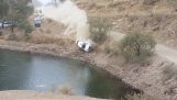 En bil som är nedsänkt i vatten under WRC