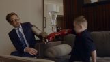 Robert Downey Jr. antaa bionic käsivarren pikkupoika