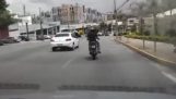 Роздратований мотоцикліст проти автомобіля