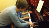 كيف متعة اثنين من عازفي البيانو عازف
