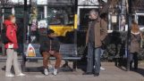Rasistiska angrepp på busshållplats (socialt experiment)