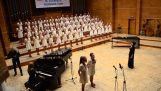 As crianças coro canta o “Nada mais importa”