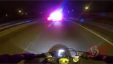 Moottoripyöräilijä vs. poliisi