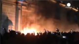 メキシコの市民が大統領宮殿で火を入れています。
