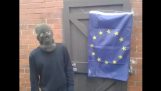 Aktivist forsøger at brænde EU flag…