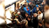 Putnici spasiti stariju ženu klimanjem Metro kola