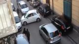 De meest grappige verkeersopstopping op de straat van Italië