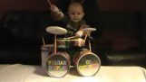 En baby spiller Metal trommer