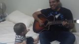 הגיטרה של האב קורע מצחוק