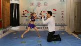 Een meisje van 8 jaar met talent in het boksen