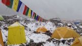 Obrovská lavina hity tábora horolezců na Mount Everest