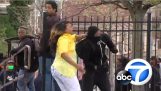 Eine Mutter nimmt den Sohn des Grifos bei Demonstrationen von Baltimore