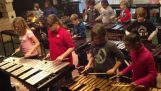Το “Crazy Train” de orquesta de percusión para niños