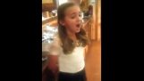 一个11岁的女孩唱 “在深滚”