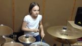 Ένα μικρό κορίτσι ερμηνεύει το “Toxicity” am Schlagzeug