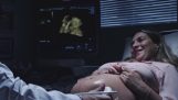 눈 먼 여자 3 차원 초음파에 있는 그녀의 아기를 보고