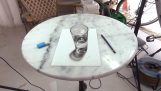 כוס עם מים בציור תלת-ממד