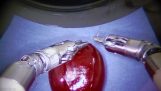 Το χειρουργικό ρομπότ “Ντα Βίντσι” ράβει ένα σταφύλι
