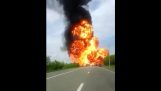 大卡車運載的溶劑爆炸