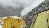 巨大的雪崩发生登上珠穆朗玛峰的创作