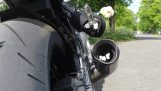 Grillet popcorn i lyddemper av en motorsykkel