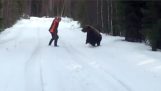 Při útoku medvěda…