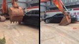 Rypadlo vs auto zaparkované nelegálně v Číně