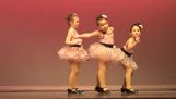 O fetiţă fură Arată într-un recital de dans
