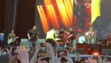 Dave Grohl si rompe una gamba durante il concerto, αλλά επιστρέφει…