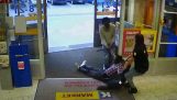 Brave employee stops thief