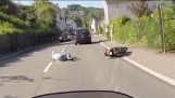 Motorcyclist स्टॉकिंग गाइड जो दुर्घटना के दृश्य को छोड़ दिया