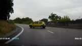 Ένα Twingo “παρκάρει” 在高速公路上