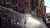 Wasserwerfer gegen Demonstrant in der Türkei