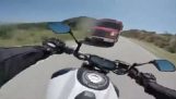Ő felvett a baleset a motorkerékpár