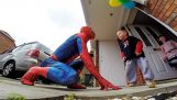 El hombre araña hace sorprendente en un niño con cáncer