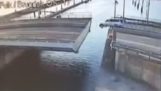 Ένας βιαστικός οδηγός σε κινητή γέφυρα