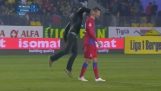 Um fã atinge futebolista na Roménia