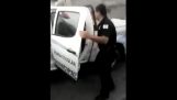 Die Polizist vergaß die Tür rammen Sperren