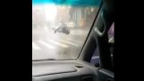 Uraganul trage în sus în aer un scuter