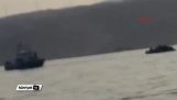 Les garde-côtes grecs éviers migrants de bateau; (vidéo de pêcheurs turcs)