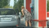 Odyssey a două femei la o staţie de gaz