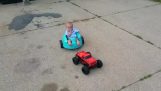 赤ちゃん、リモート制御車の上に乗る