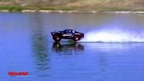 Um carro controlado remoto se move sobre a água
