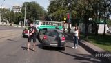 Angry driver in Russia attacks gun and axe