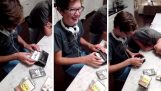 To teenagere bruger en Walkman for første gang