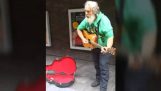 Egy hajléktalan zenész énekel a “Vidéki utakon”