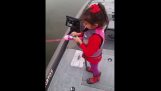 Mici prins un peşte mare cu o tijă de pescuit Barbie