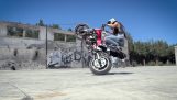 De Sarah Lezito doen spectaculaire stunts met de motorfiets
